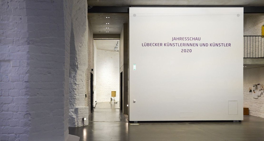 Das Bild zeigt die Titelwand der Ausstellung mit der Aufschrift: Jahresschau Lübecker Künstlerinnen und Künstler 2020". 