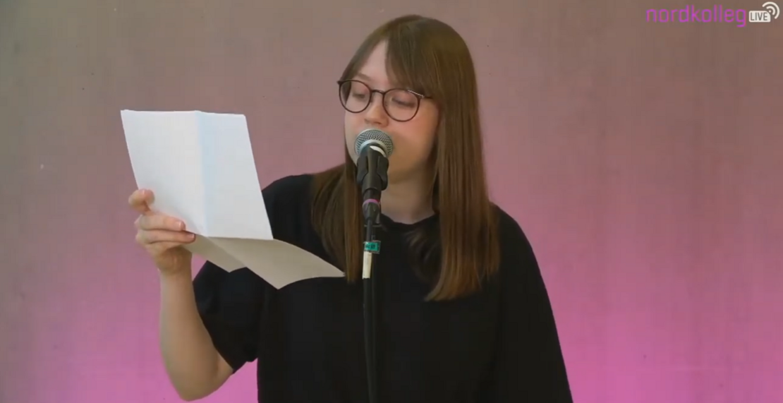 Poetry Slammerin Anneke Schwarck bei den Poetry Slam Meisterschaften U20 SH2020 im Stream aus dem Nordkolleg Rendsburg.