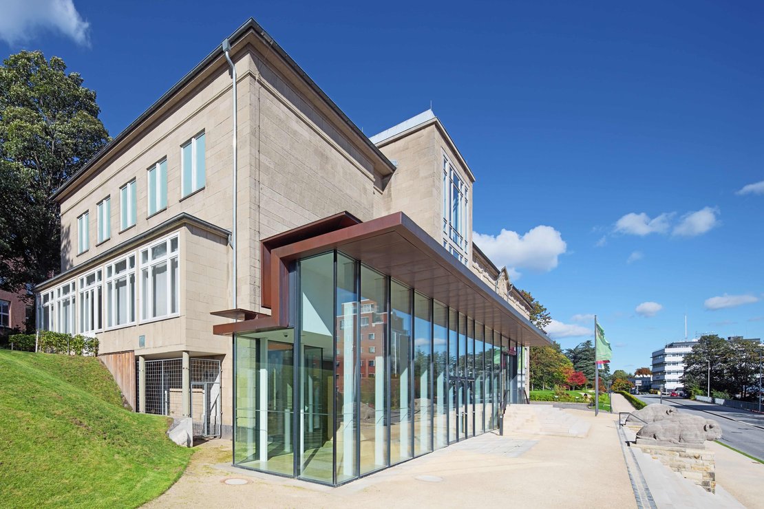 Der Eingang der Kunsthalle zu Kiel bei blauem Himmel und Sonnenschein.