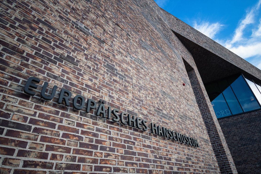 Das Bild zeigt den Schriftzug "Europäisches Hansemuseum" an der Klinkerfassade des Museums. 
