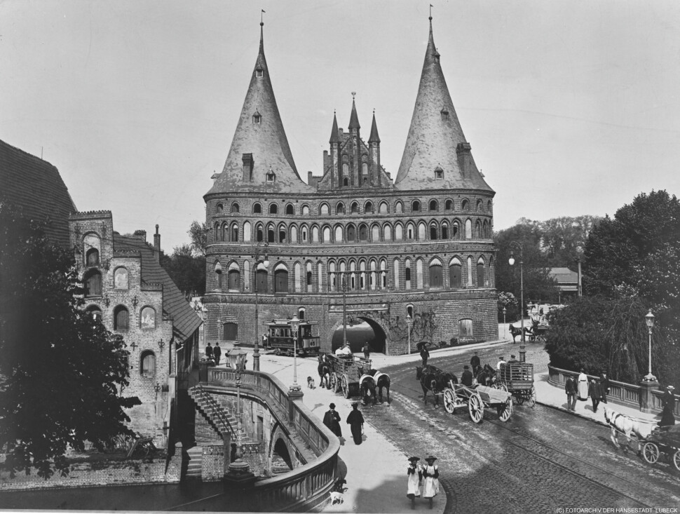 Das Bild zeigt eine historische schwarzweiß Aufnahme des Holstentors