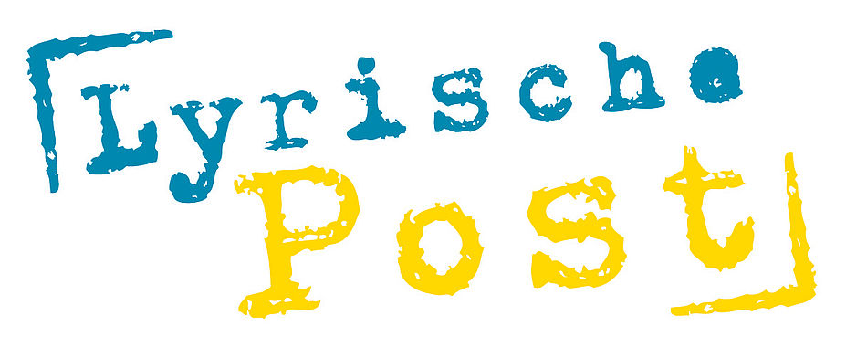 Der Schriftzug "Lyrische Post" schräg von unten nach oben in Schreibmaschinenschrift, wobei "Lyrische" blau und "Post" gelb ist.